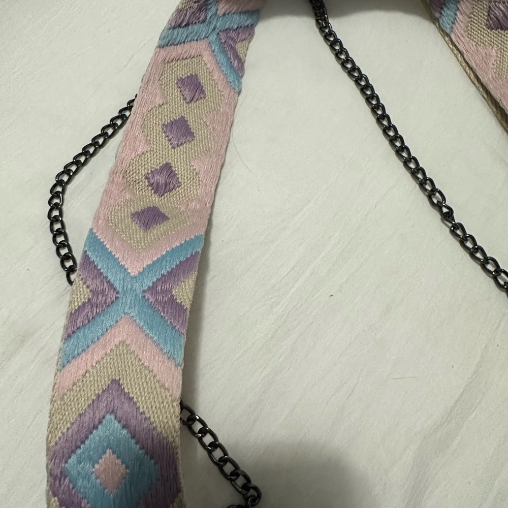 Chic Lavender Woven Crossbody Bag - Picture 4 of 4